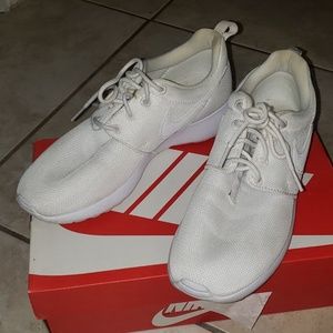 White Nike Roshe Run